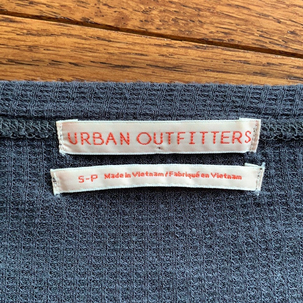 Urban Outfitters Long Sleeve - Picture 3 of 4